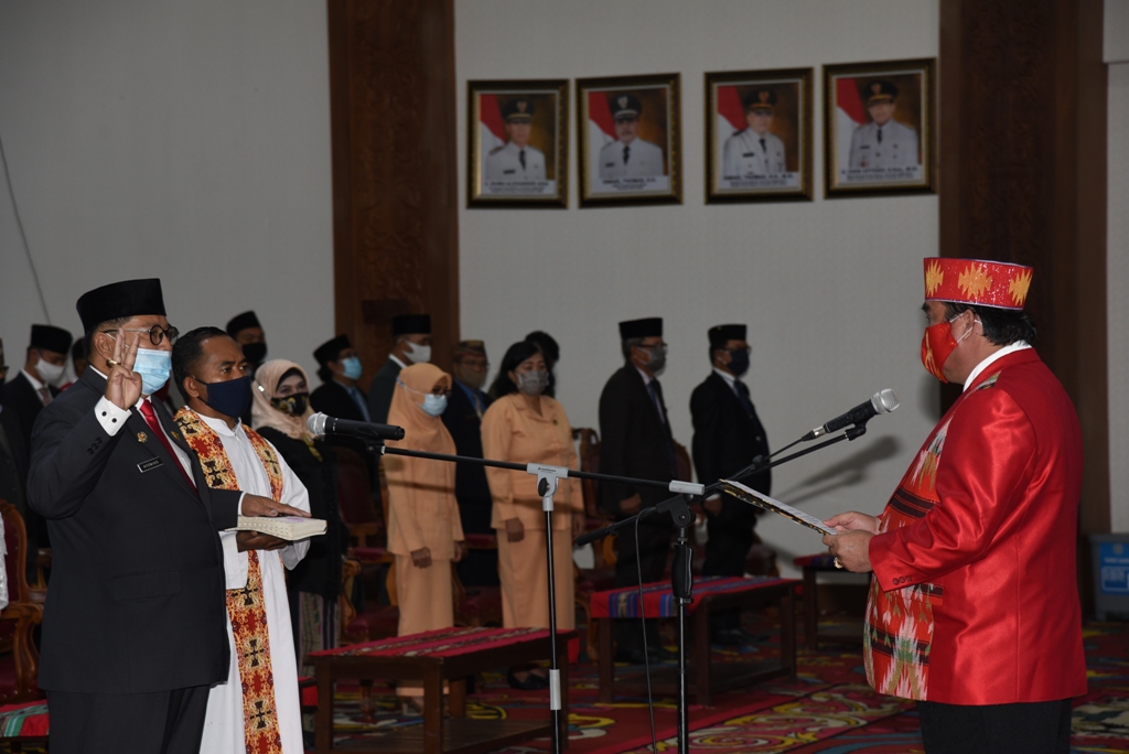 Bupati FX Yapan Melantik Ayonius Menjadi Sekretaris Kabupaten Kutai Barat.